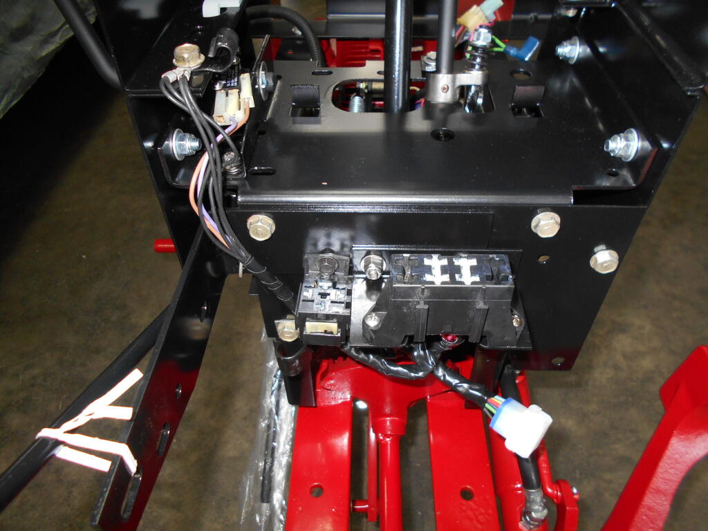 1252264321_GroundwiresandthrottleclipbolteddownalsoPTOswitchwireconnected.JPG.bb79cefc47b18a71021fada96af19a50.JPG