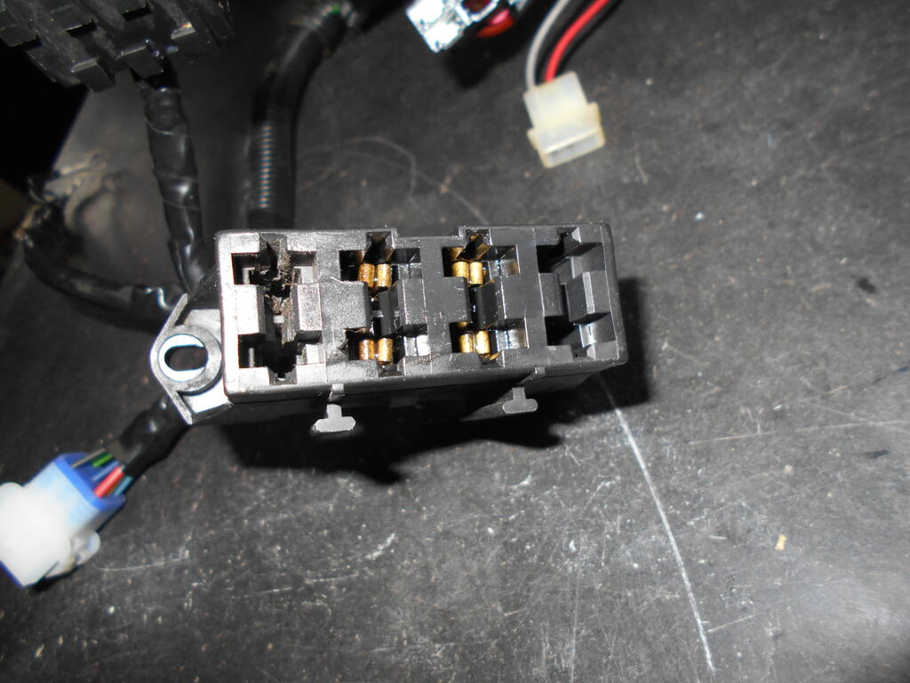 1671776245_Fuseblockcontactscleaned.JPG.6ede7e994319987a87972a168da90ad0.JPG