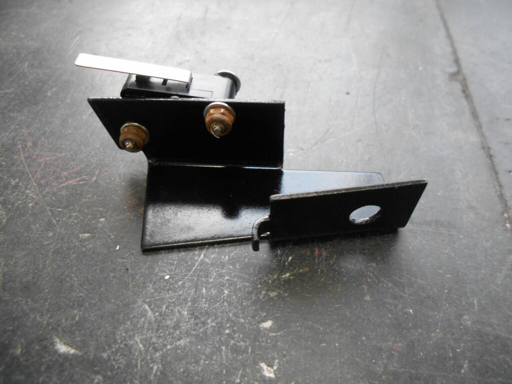 1721321446_PTOsafetyswitchboltedtobracket3.JPG.049bc08b2ebc28792baffb7702c271a9.JPG