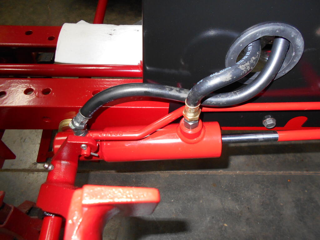 1947348625_Hydraulichosesconnectedtocylinder.JPG.0f597fa3424fef02cf69c9720e8a2614.JPG