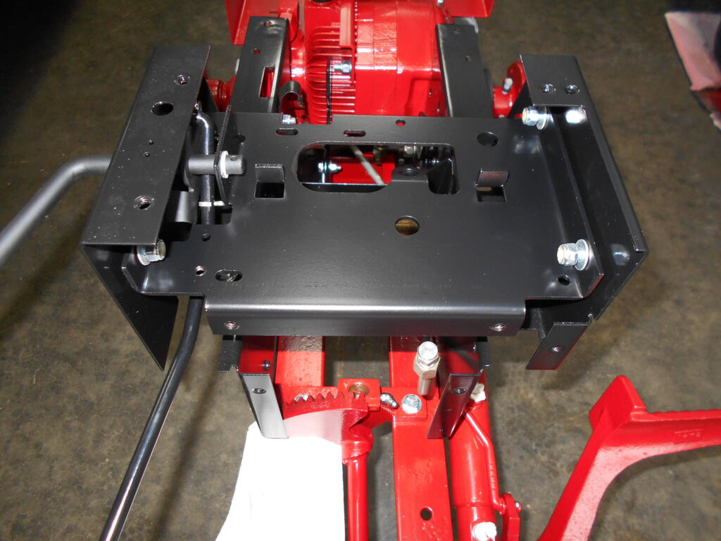 2013916335_BatterysupportbracketslidontoPTOclutchleverthenall4boltslooselyinstalled.JPG.dcda4ad4e1efcbd02dd4d71d18bfa4a8.JPG