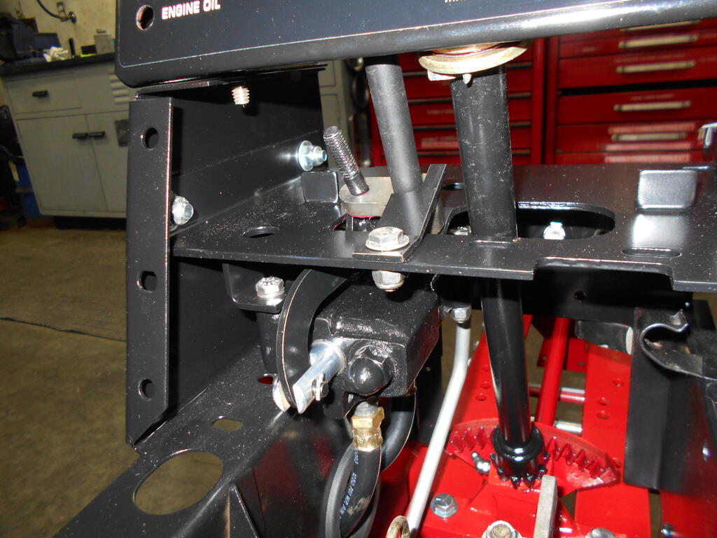 2070580378_Controlrodbracketinstalled2.JPG.34c0cb444991be33e67c125ee9379475.JPG