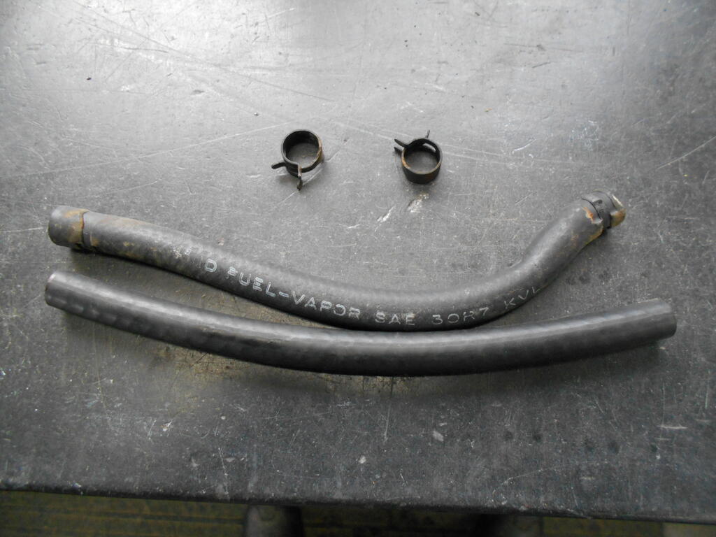 49982734_Fuelpumpvacuumpulsehosenewandold.JPG.ec86559170b1bafff44a73752475cf4b.JPG