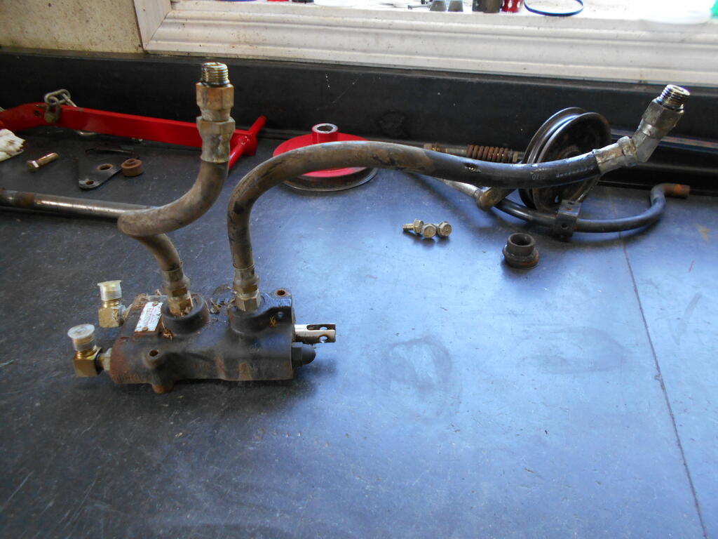 720705388_Hydraulicvalveandhosesasremoved2.JPG.425dc8d4f856156acd6104254414f5dc.JPG