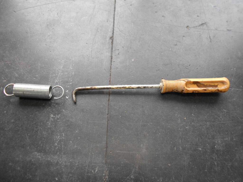 89674117_Springhooktoolmadefromanoldscrewdriver.JPG.536430c459971f63cfb7fe40c61c848b.JPG
