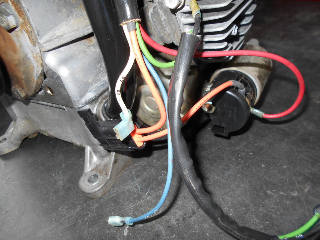 91275174_Enginewireharnesslooselyconnectedtostartermotorsolenoid1.JPG.c9fbe852e6916f2ce1d92f7081c743ef.JPG