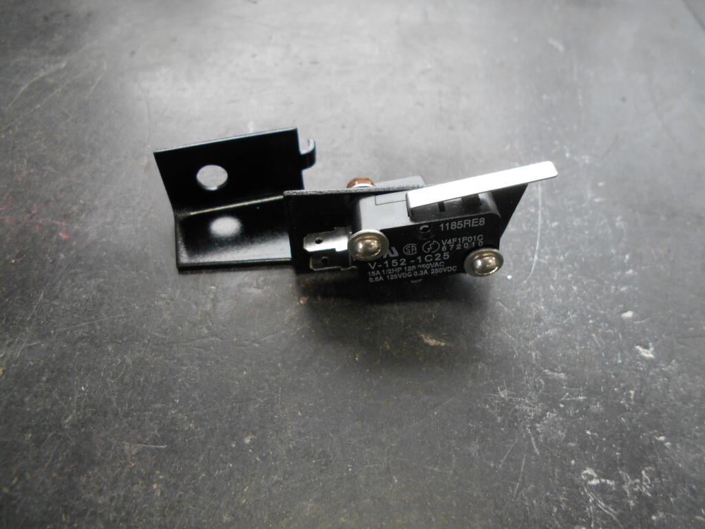 972706748_PTOsafetyswitchboltedtobracket1.JPG.c2fbb94010975f79672b383d001686f5.JPG
