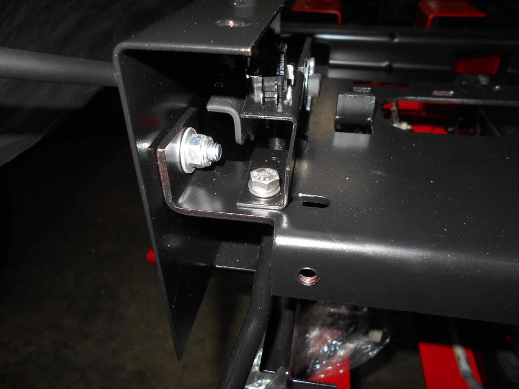 976253578_PTOsafetyswitchassemblyinstalled2.JPG.1e98924a9874cec1f709346112c65c14.JPG