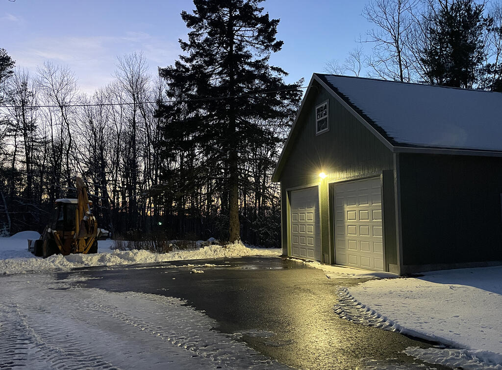 clearing-driveway-1-smaller-image.jpg.300f27666e36a9b4f39c78f1bf0702c7.jpg