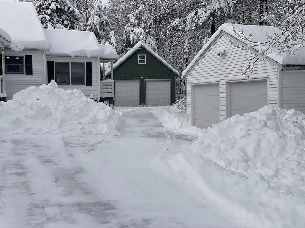 snow-driveway-12-24-25.jpg.f3a1dbe838dc4d4ebbabc9fe6a57cb9d.jpg