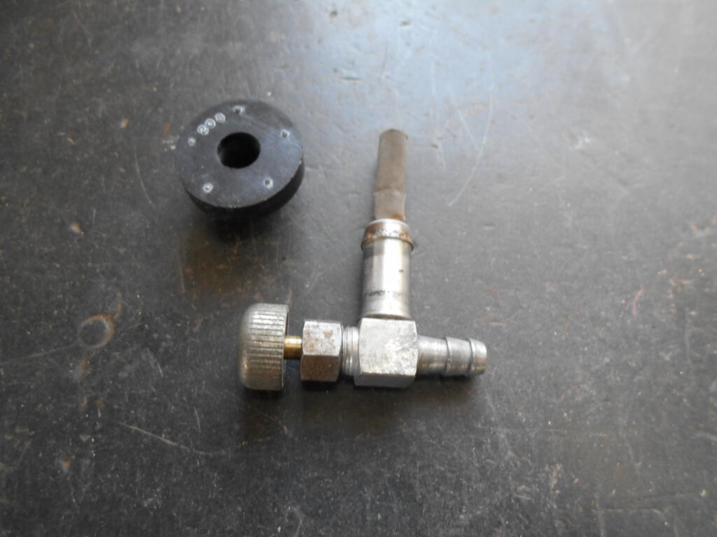 1009409639_Fuelshutoffvalvereadytobeinstalledwithnewbushing1.JPG.ffae10ae2f558406bc709a57fa2dd134.JPG