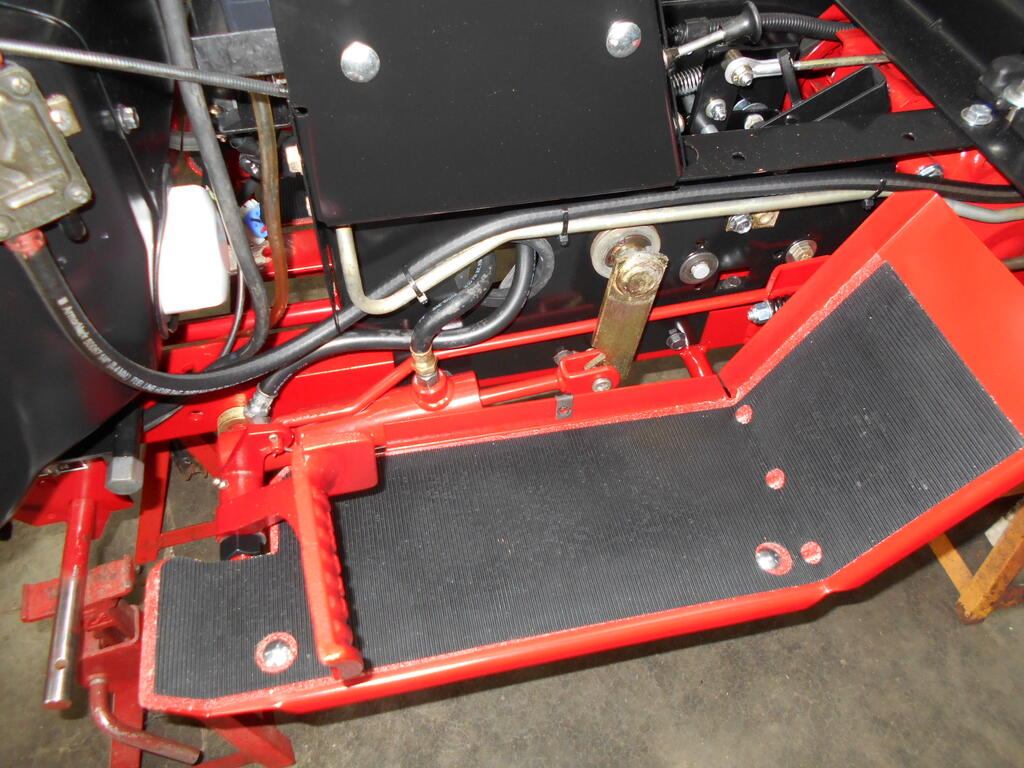 1559005838_Tractorreadyforleftsidecovertobeinstalled.JPG.c3ea8b9ca004289749632ef45d648b86.JPG