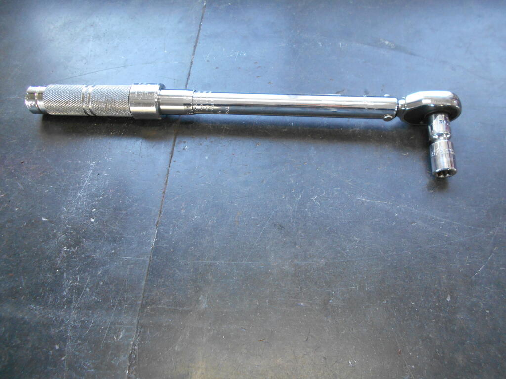 1832685968_Torquewrenchand3-8inch8pointsocketandshortextensionusedtotorquehubsetscrews.JPG.67d3dedf05984964d70bc5e7f6c608f2.JPG