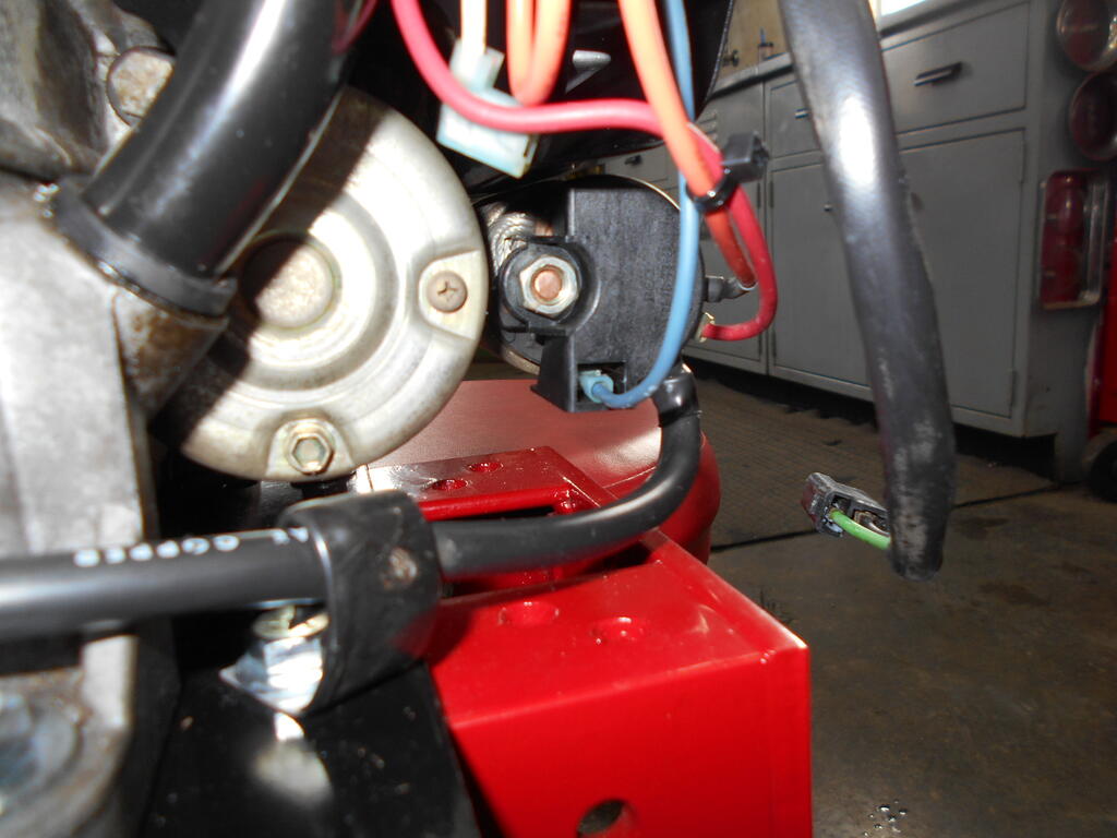1923594304_Startermotorsolenoidwirecoverretainingnutinstalledandsolenoidwirepluggedin.JPG.42c518d3234b9b6f9ee1bd4132c12c74.JPG