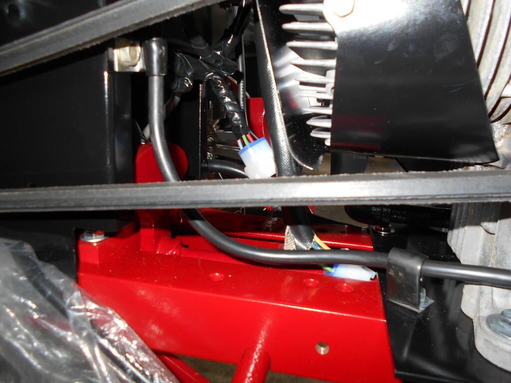 2098147406_Positivebatterycableclippedintoplace2.JPG.f4537fea03829ddfdd9ec9f3b5613fe5.JPG