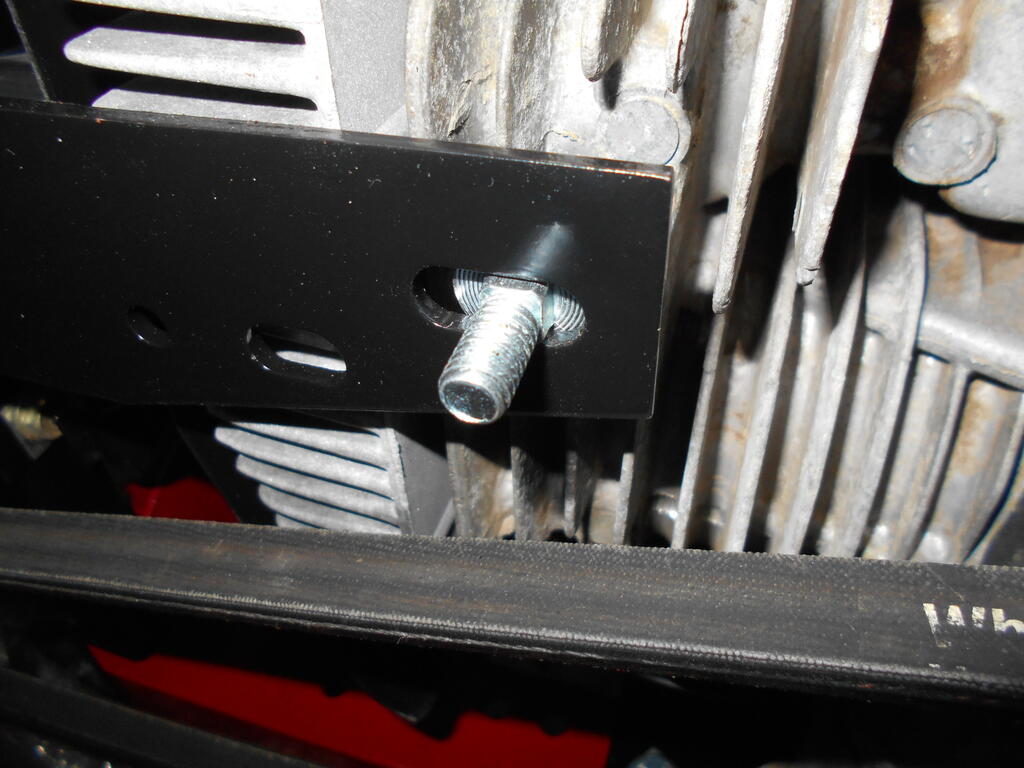 564736315_Beltguardcarriageboltinsertedintobracket.JPG.0cbadd9c3a376de8efb1ebb627fde689.JPG