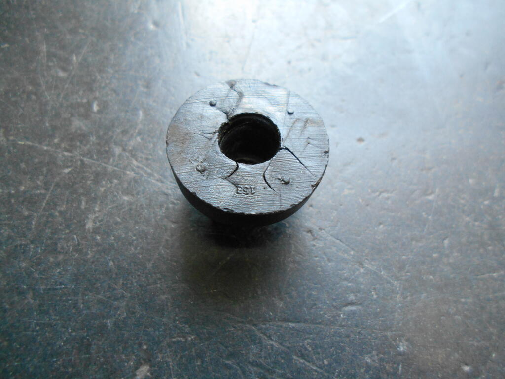700601676_Oldcrackedbushing.JPG.ec288ba073bc7fd3abc85a86911c84b2.JPG