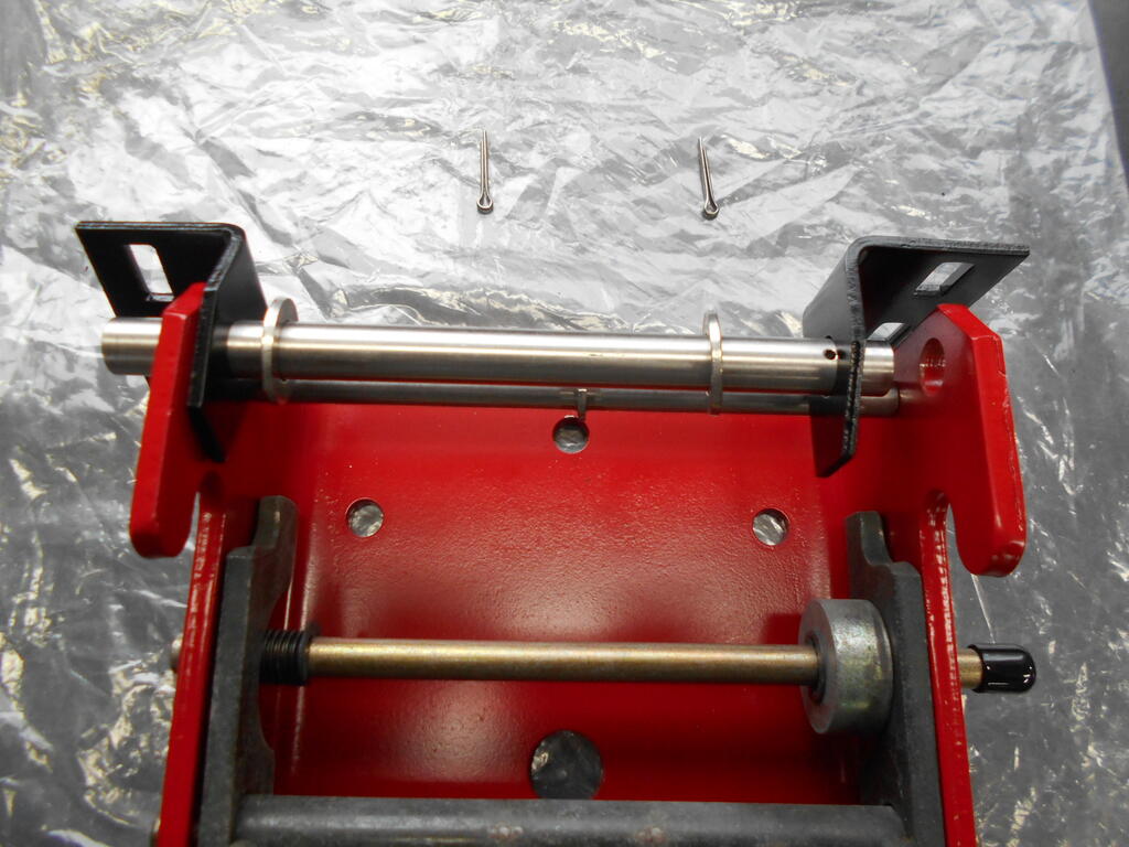 753917670_Hoodpivotshaftpartlyinsertedandbothpivotbracketsandwashersslidontoshaft.JPG.fffeb8433d932f6174407d017bd4f6cd.JPG