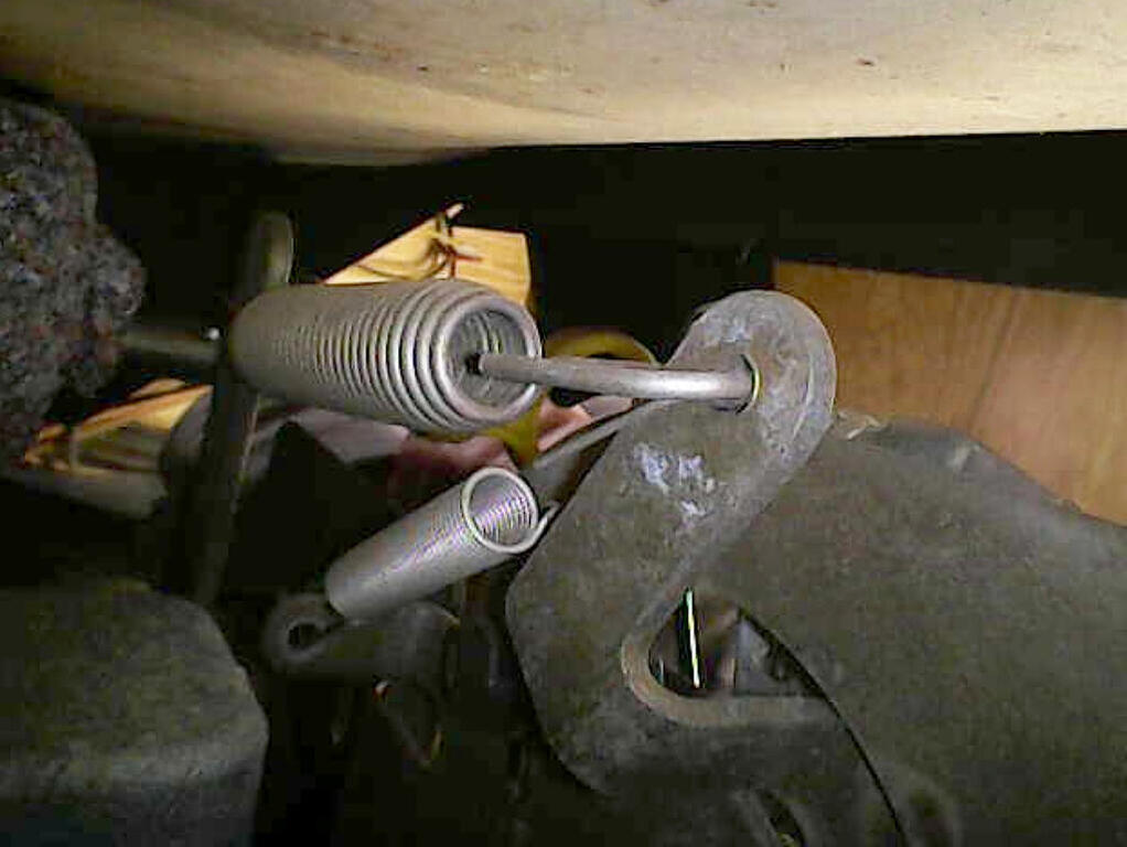 throttle-linkage-springs-1-smaller-image.thumb.jpg.499ba8b97769a98c28c75f4488362b2f.jpg