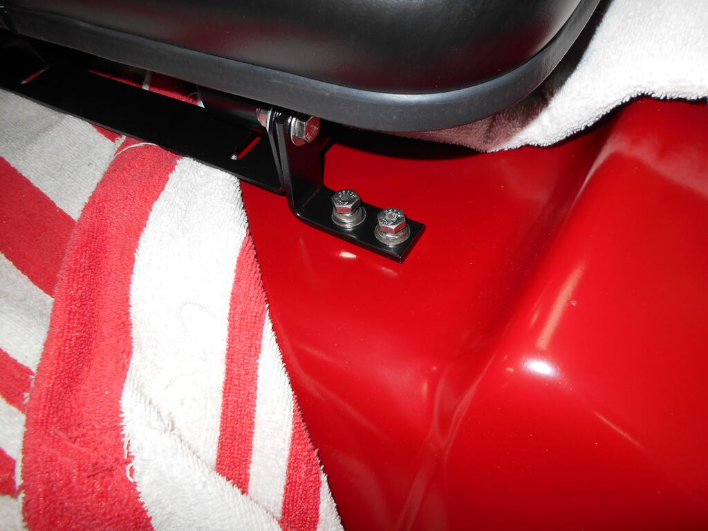 649521627_Seatpivotbracketboltslooselyscrewedintofender.JPG.de125c2faf04194eeab02ea2319515d9.JPG