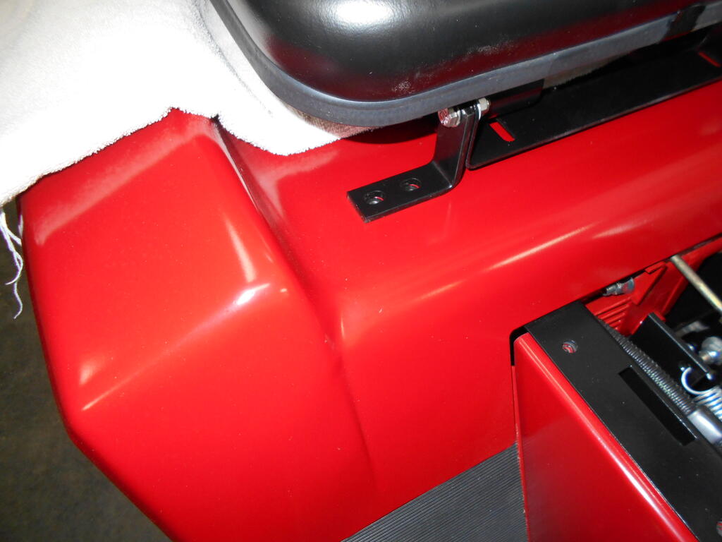759841243_Seatpivotbracketcarefullysatonexposedfenderrightside.JPG.b0fdaa69ec6f62b51fde6096e15bf31e.JPG