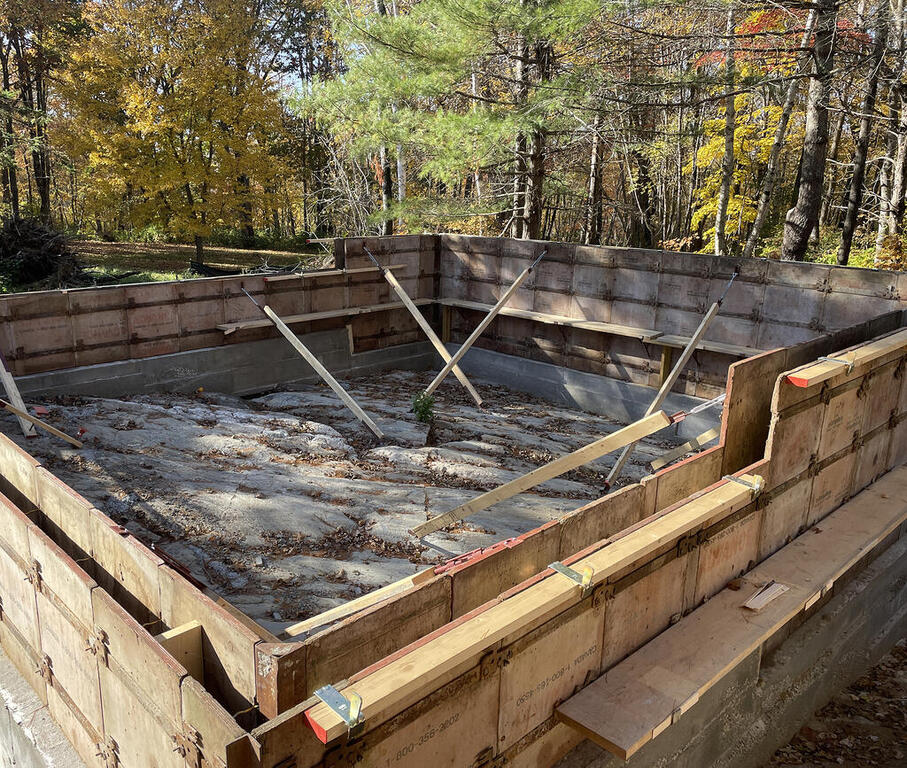foundation-forms-erected-over-footings-smaller-image.thumb.jpg.f577600d05f93c660f6eb2b6ee645f69.jpg
