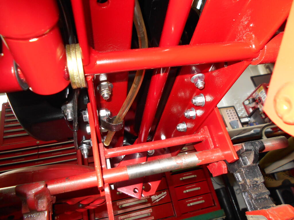 1152339108_Batterydraintubeclippedintoplaceundertractor1.JPG.263411576d6b07b22962507fd39c3dc1.JPG