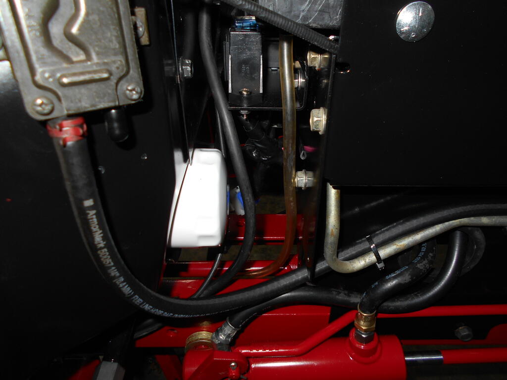 1156491640_Batterydraintubeconnectedtobatterytray2.JPG.1d3e2ba65693bc16a874972d393b037d.JPG