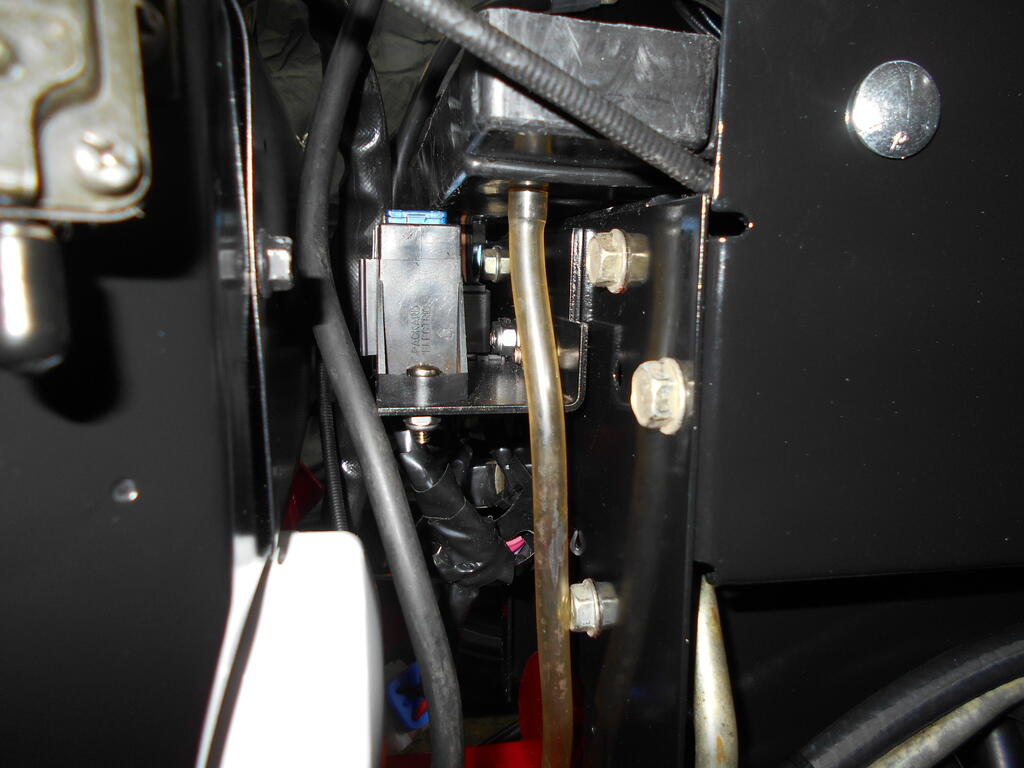 1967164810_Batterydraintubeconnectedtobatterytray1.JPG.254dff94920d267c8cfa84a3f0a56d53.JPG