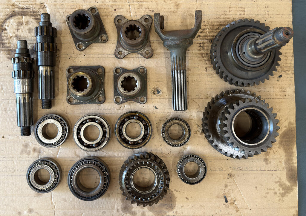 transfer-case-parts-to-be-replaced-smaller-image.jpg.797145f4643c402a811bebaebdb275ed.jpg