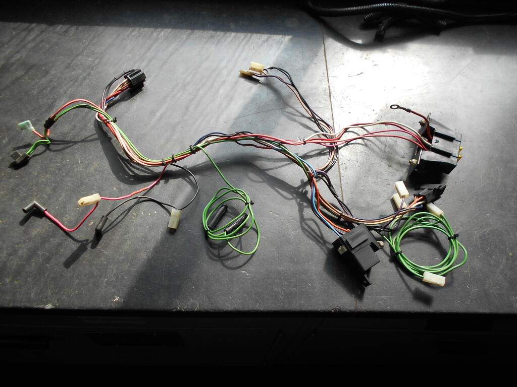 1565412869_Simplifiedwireharness1.JPG.a96e88a6a1fc372a3617e765d086f575.JPG