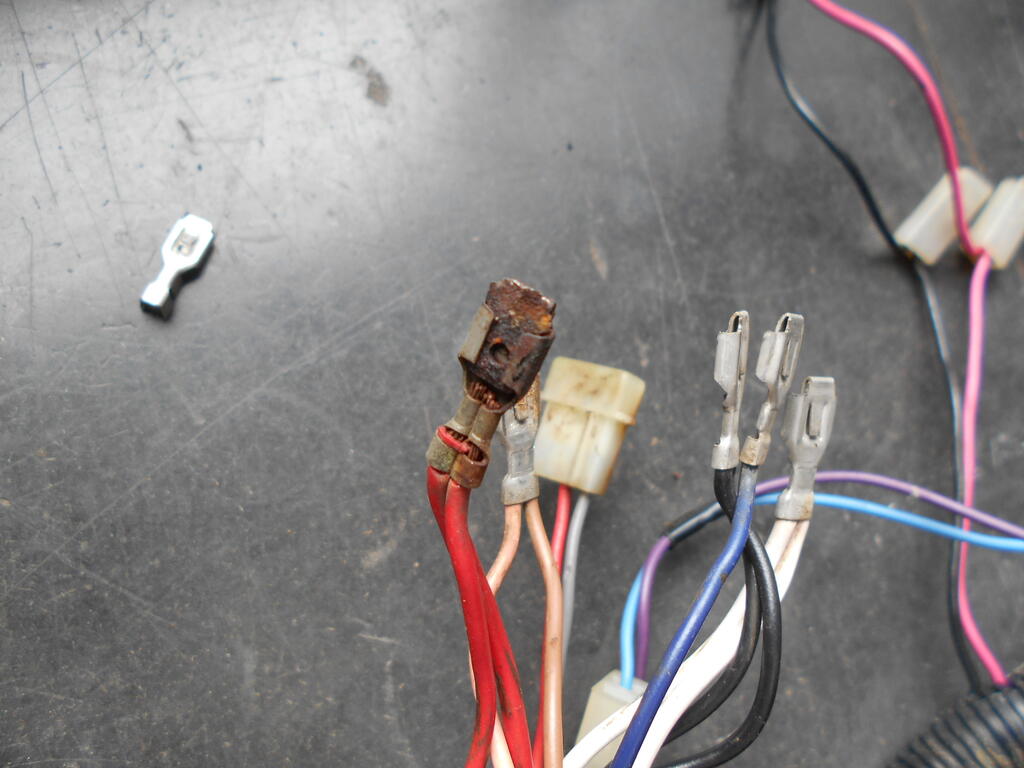 710773703_Badlycorrodedbatteryterminalatignitionswitch.JPG.4541c72ff848e7082e53b06cfca1fdbd.JPG