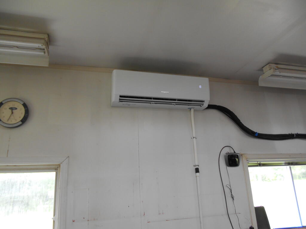 102991797_Heatpumpinstalledjustneedscoversonchargelinesinstalled2.JPG.8a127544ab2f38cde76a9455e0d2f0fd.JPG