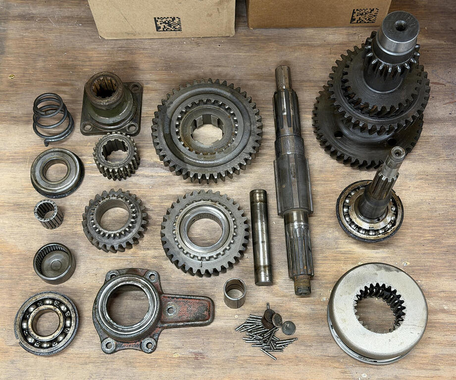old-parts-from-transmission-smaller-image.thumb.jpg.31c3cabf1c64fa805fd037c78a044a03.jpg