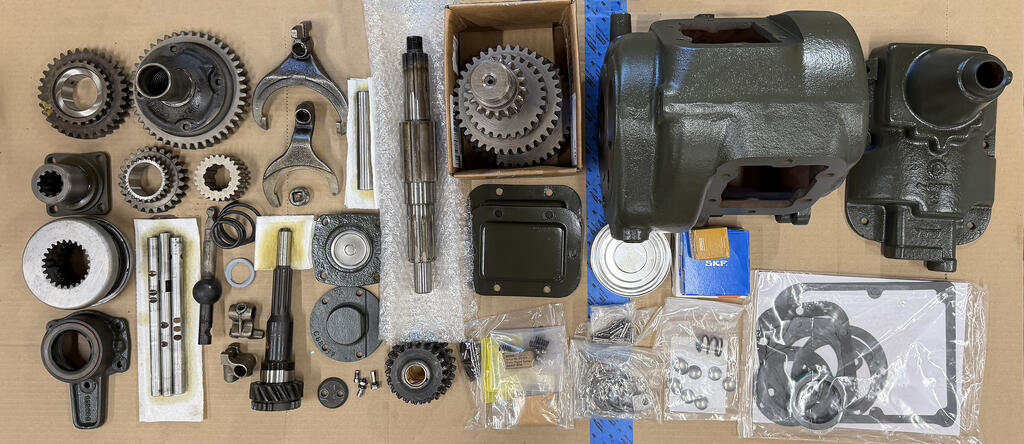 transmission-and-new-parts-ready-for-assembly.jpg.c74d27de2d0c54bc8da65b55e314d7bf.jpg