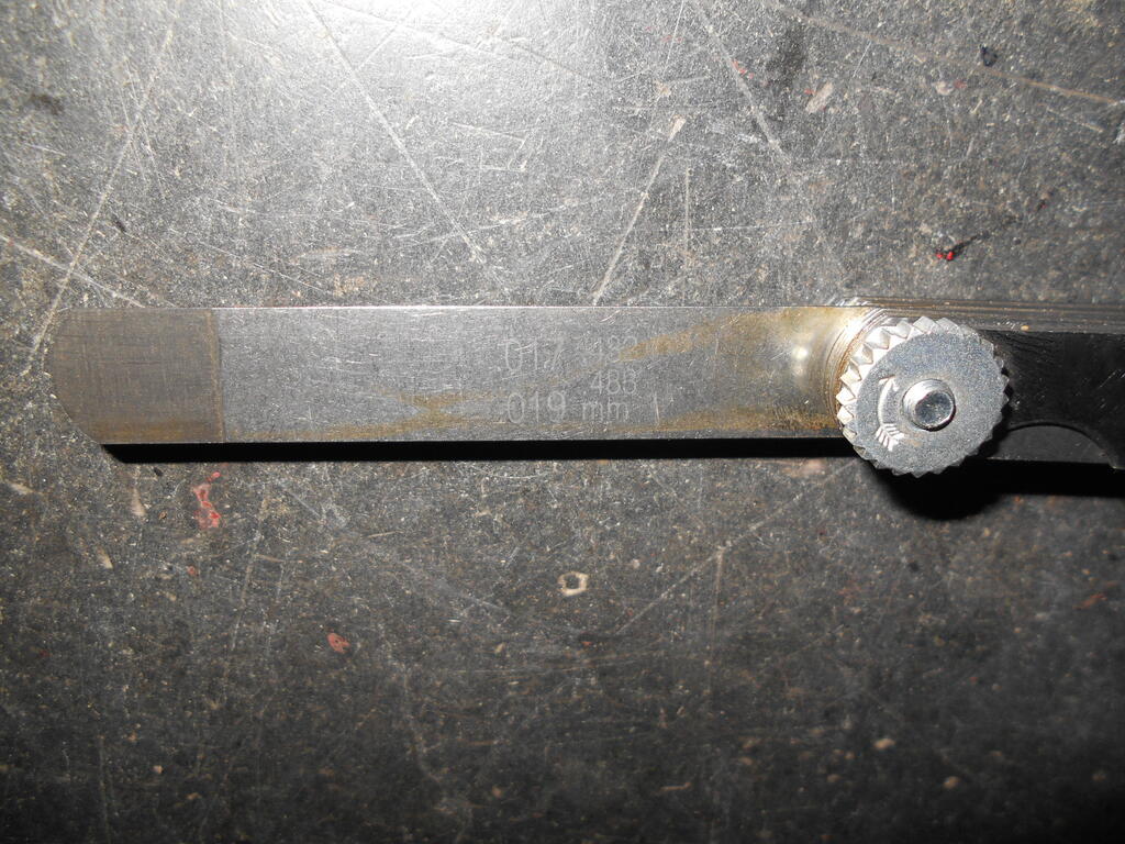 1095682991_Feelergaugeusedtocheckexhaustvalveclearance.JPG.9e78d66e059775d62b2402c1e11f242e.JPG