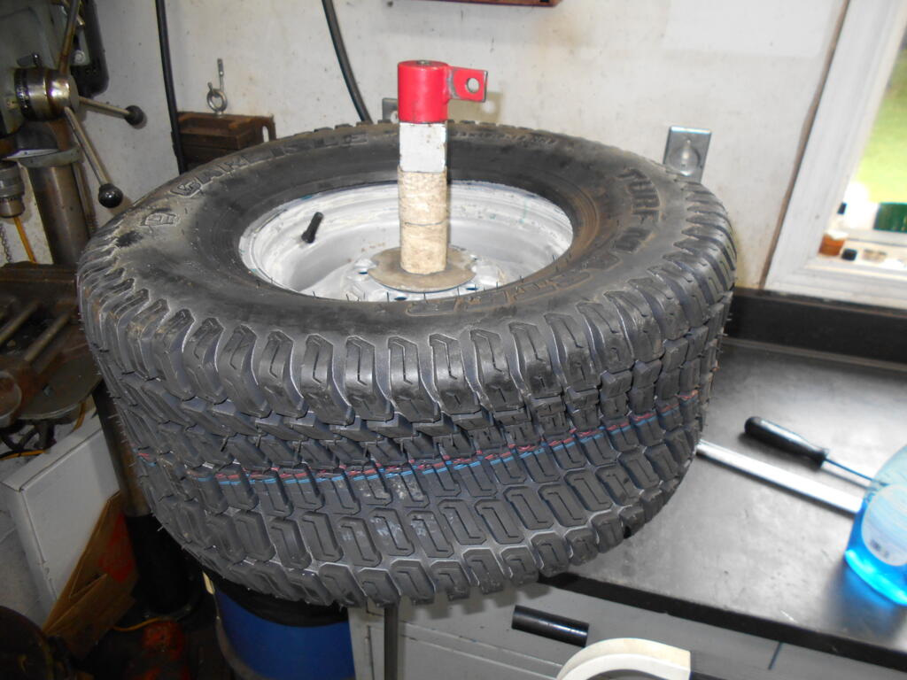 1132185329_Reartirepushedontowheel.JPG.9ebc6917106a730e24b6c48f30597617.JPG