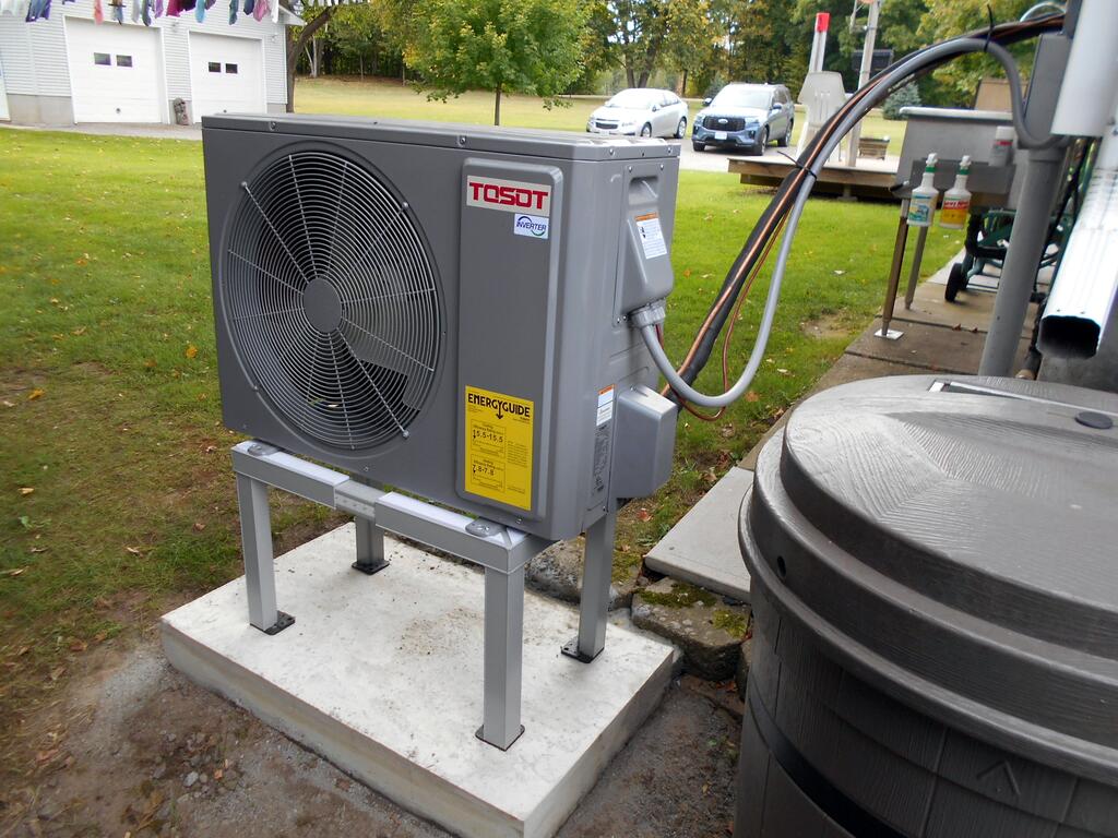 1337431955_2tonheatpumphouseoutsidenearlycomplete2.JPG.07bd19adc6be3dfd712dd90d8f6e58c0.JPG