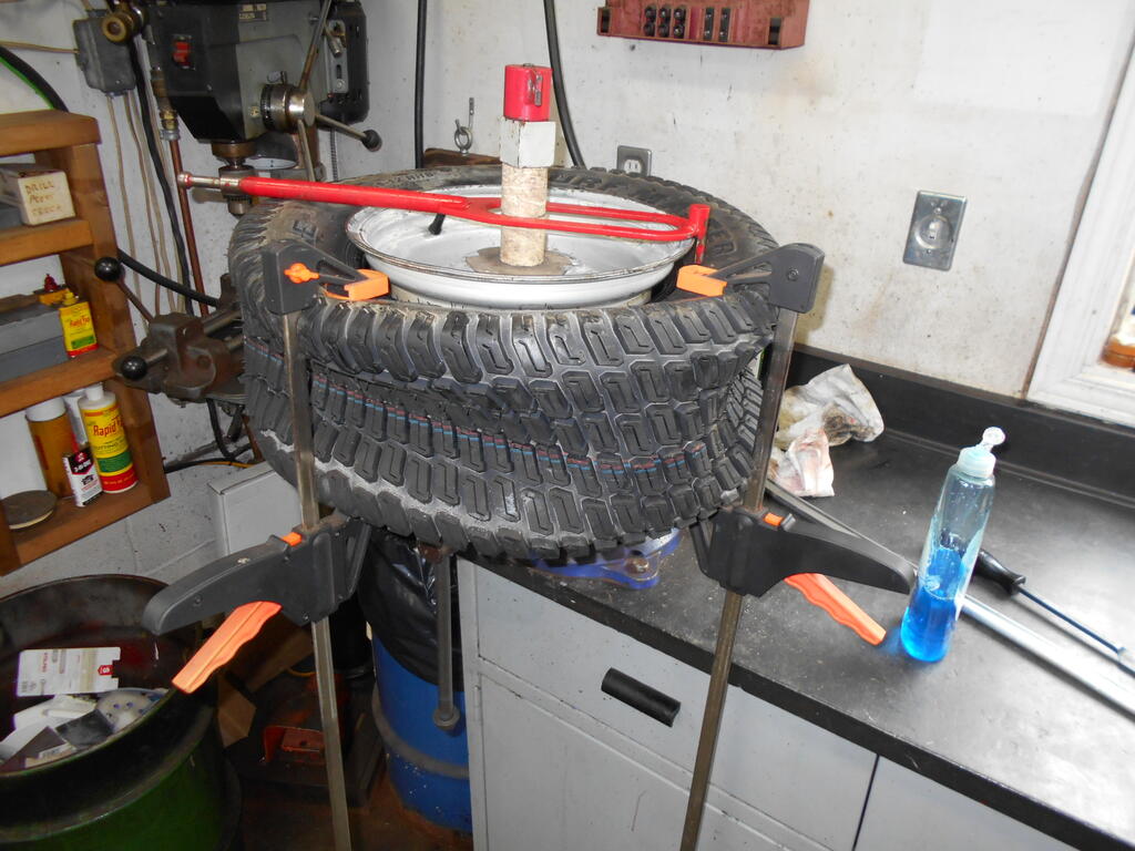 157091736_Reartireinstalledontowheelshowingclampsusedtopushtirenarrower.JPG.f7caf2731e71f3f5d9749622298c4383.JPG