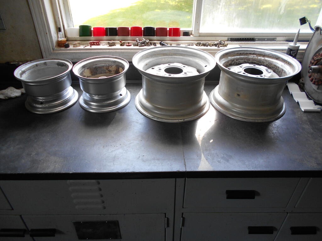 2009822128_Allfourwheelsreadyfortirestobeinstalled1.JPG.5cb57f062f9db84a02fee395051c6c13.JPG