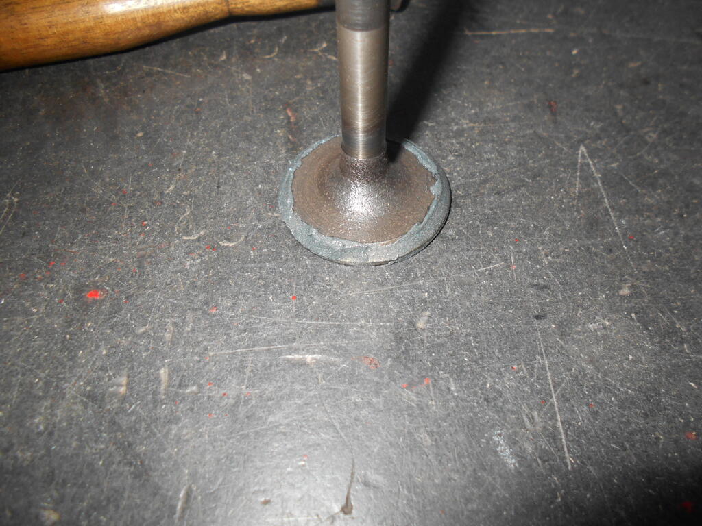 40913214_Valvelappingcompoundappliedtovalve.JPG.6392cc1dd9a3aa787d17c847c912e4c3.JPG