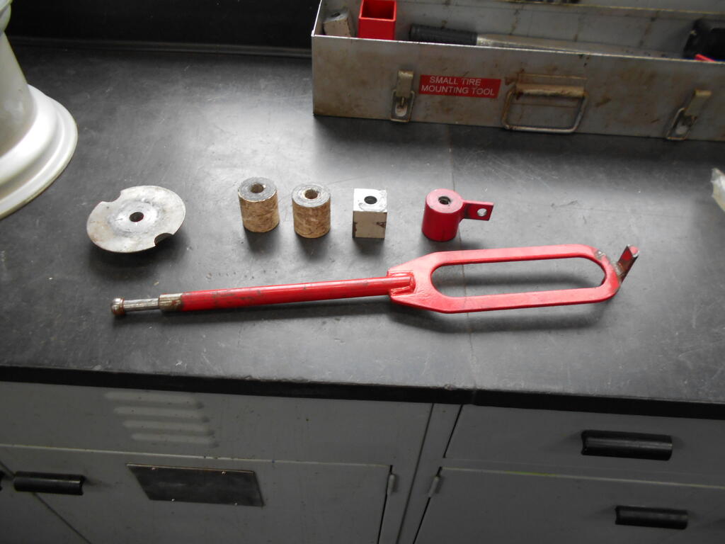 438212885_Tiremountingtoolused2.JPG.3ddb27c7998b8e116978a37bda238b68.JPG
