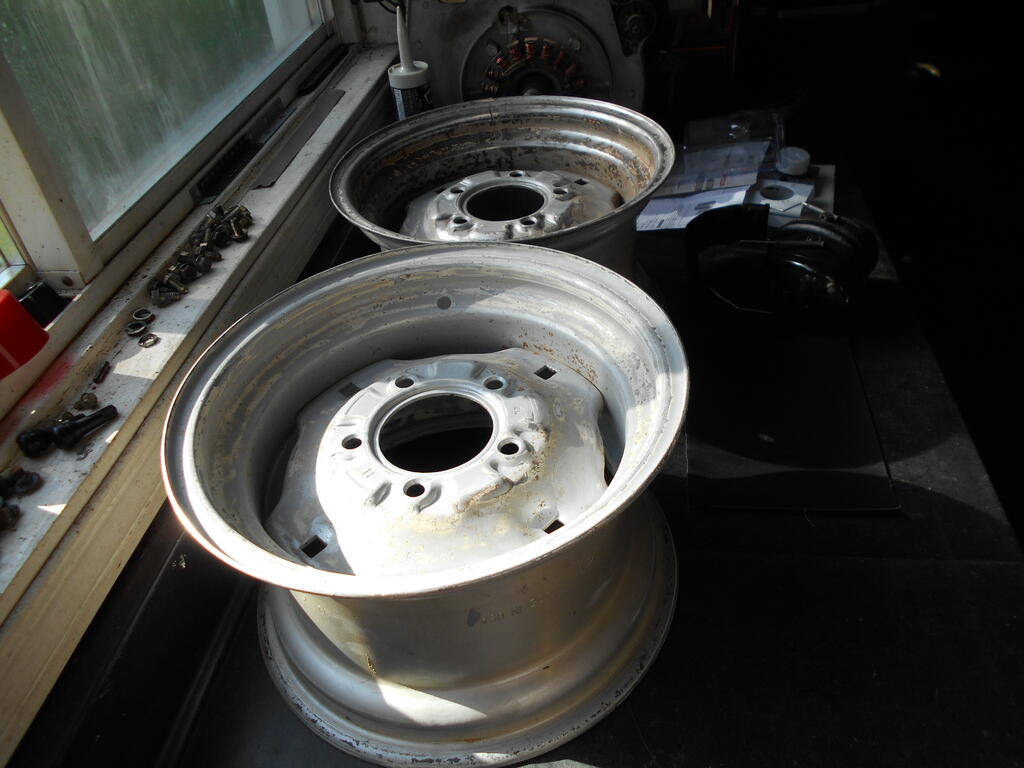 698285242_Backwheelswirewheeledandsanded2.JPG.e02b65b52351e95f76155f684a5cf361.JPG