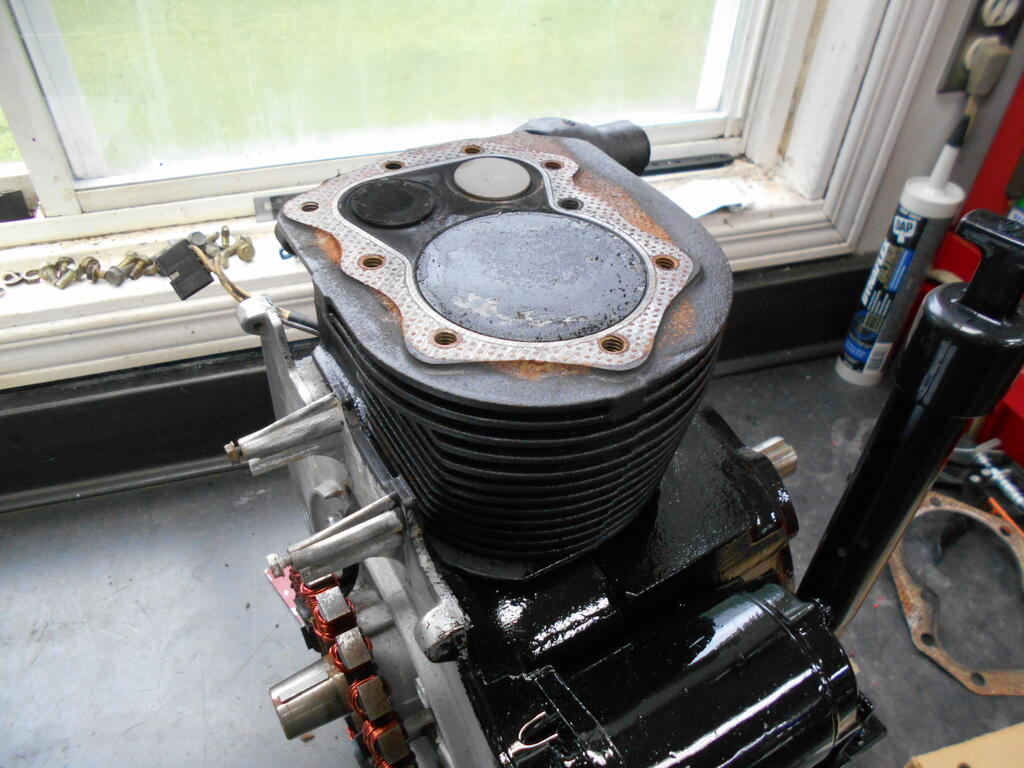 776979795_Cylinderheadremoved.JPG.41a1b93a322ac0d77c1f062282ed6d65.JPG
