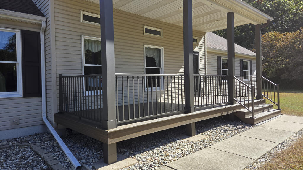 Deck_100926_a.jpg.7b95484ed315bb8b7e9eb6d5d3a38fd6.jpg