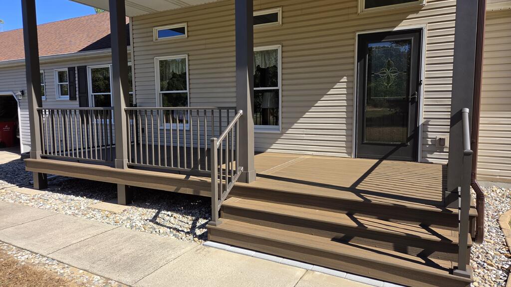 Deck_100926_b.jpg.7f93a92d2848ead41f1fbda023db4558.jpg