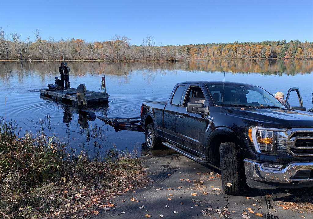 floating-our-dock-onto-our-trailer-smaller-image.jpg.c66069fc54d1e57b70418673d02d7cb7.jpg