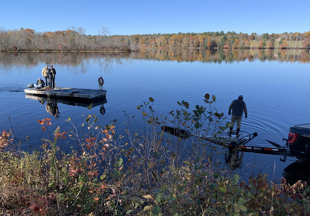 piloting-our-dock-towards-our-trailer-smaller-image.jpg.0e40a0feb44e23482d25bb046d4cb1e2.jpg